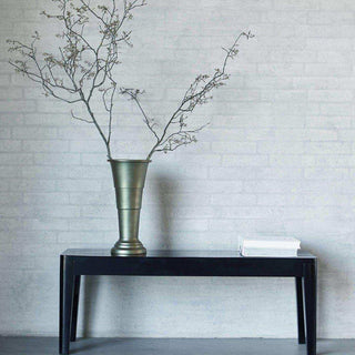 House Doctor Florist vaas met hoge vertakte twijgen op een zwarte sidetable
