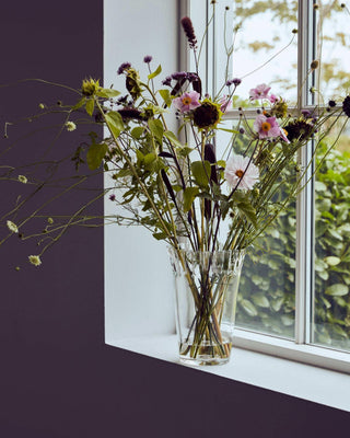Vaas Fold helder glas 28cm van House Doctor, toegepast in een sfeervolle interieursetting