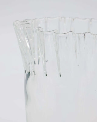 Vaas Fold helder glas 28cm van House Doctor, in een gestileerde productopstelling