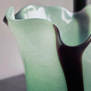 Vaas Loose groen 23cm van House Doctor, van dichtbij met materiaal en textuur zichtbaar