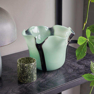 Vaas Loose groen 23cm van House Doctor, toegepast in een sfeervolle interieursetting