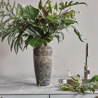 Vaas Maya antiek bruin 40cm van House Doctor, toegepast in een sfeervolle interieursetting
