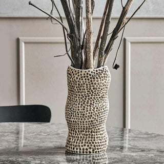 Vaas Pan beige 29cm van House Doctor, toegepast in een sfeervolle interieursetting