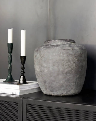 Vaas Rustik betonlook 31cm van House Doctor, toegepast in een sfeervolle interieursetting