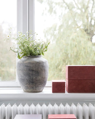 Vaas Rustik betonlook 31cm van House Doctor, toegepast in een ruimtelijke interieursetting