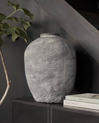 Vaas Rustik betonlook 47cm van House Doctor, toegepast in een sfeervolle interieursetting