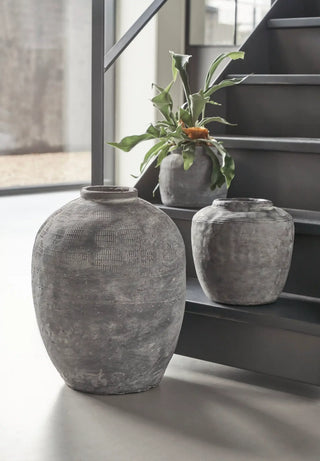 Vaas Rustik betonlook 47cm van House Doctor, toegepast in een stijlvolle woonkamer