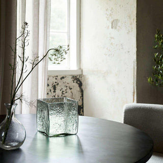 Vaas Square lichtblauw 18cm van House Doctor, toegepast in een sfeervolle interieursetting