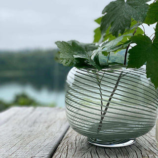 Vaas Swirl groen 23cm van House Doctor, toegepast in een sfeervolle interieursetting