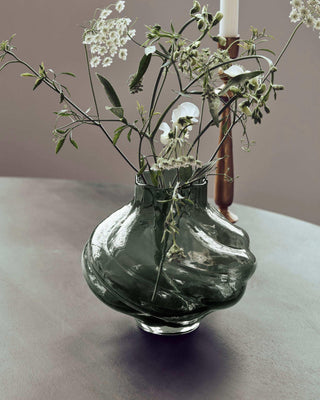 Vaas Turn gerookt grijs glas 20cm van House Doctor, toegepast in een sfeervolle interieursetting