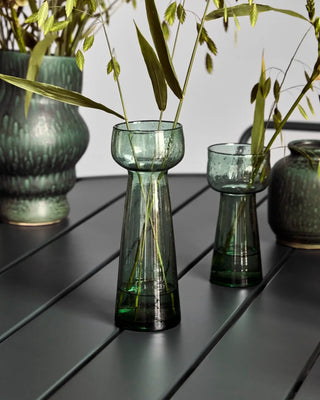 Vaas Tuur groen glas 22 cm van House Doctor, toegepast in een stijlvolle woonkamer