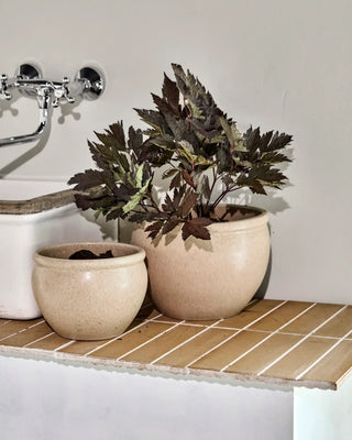 Vale bloempot beige - 2 stuks van House Doctor, toegepast in een sfeervolle interieursetting