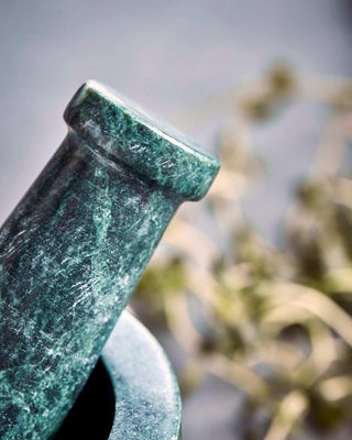 Vijzel met stamper Arb groen 10cm van House Doctor, in een gestileerde detailopstelling