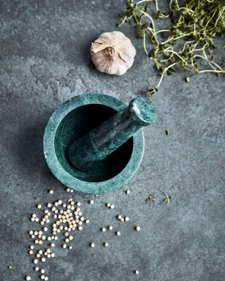 Vijzel met stamper Arb groen 10cm van House Doctor, toegepast in een sfeervolle interieursetting