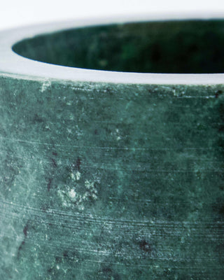 Vijzel met stamper Arb groen 10cm van House Doctor, in een gestileerde productopstelling