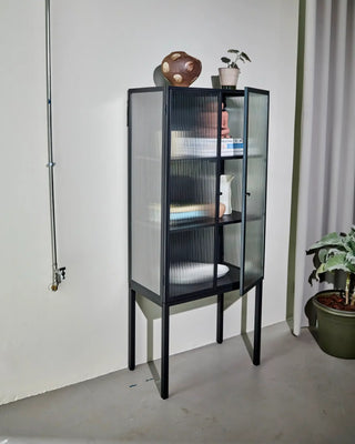 Vitrinekast Cabin zwart 168cm van House Doctor, toegepast in een sfeervolle interieursetting