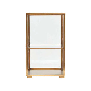 Vitrinekast Glass met messingkleurig frame en glazen legplank, recht van voren gezien