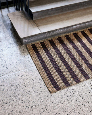 Vloerkleed Block Bruin Natuur 85x130cm van House Doctor, toegepast in een stijlvolle woonkamer