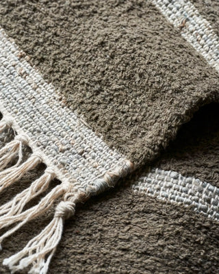 Vloerkleed Chen donker bruin 60x90 cm van House Doctor, van dichtbij met materiaal en textuur zichtbaar