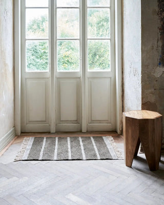 Vloerkleed Chen donker bruin 60x90 cm van House Doctor, toegepast in een sfeervolle interieursetting