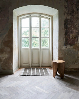 Vloerkleed Chen donker bruin 60x90 cm van House Doctor, toegepast in een stijlvolle woonkamer