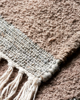 Vloerkleed Chen Dusty berry 60x90 cm van House Doctor, van dichtbij met materiaal en textuur zichtbaar