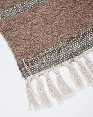 Vloerkleed Chen Dusty berry 60x90 cm van House Doctor, van dichtbij met stof en structuur zichtbaar