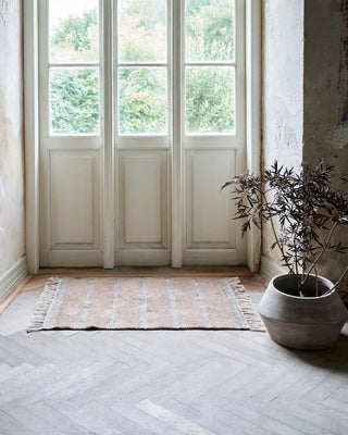 Vloerkleed Chen Dusty berry 60x90 cm van House Doctor, toegepast in een sfeervolle interieursetting