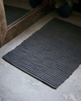 Vloerkleed Chindi grijs 60x90 cm van House Doctor, toegepast in een sfeervolle interieursetting