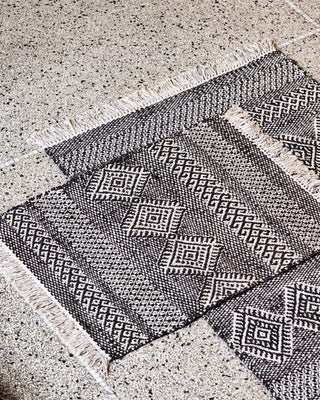 Vloerkleed Ethnic Zwart Natuur 60x90cm van House Doctor, toegepast in een sfeervolle interieursetting