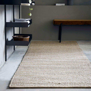 Vloerkleed Hempi lichtgrijs 300x90cm van House Doctor, toegepast in een sfeervolle interieursetting