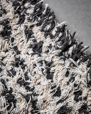 Vloerkleed Kin zwart gebroken wit 90x200 cm van House Doctor, van dichtbij met materiaal en textuur zichtbaar
