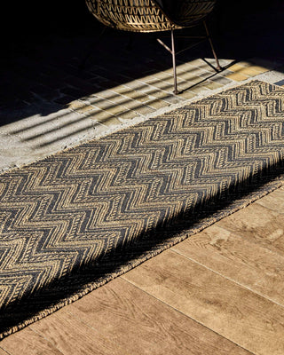 Vloerkleed Monta Natuur Zwart 83x260 cm van House Doctor, toegepast in een sfeervolle interieursetting