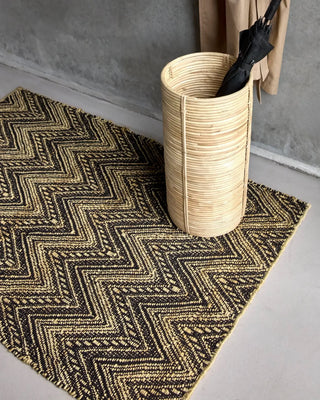 Vloerkleed Monta zwart natuur 83x130 cm van House Doctor, toegepast in een sfeervolle interieursetting