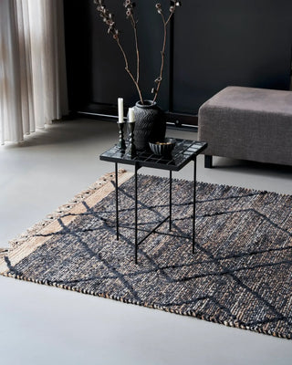 Vloerkleed Moro Beige 140x200 cm van House Doctor, toegepast in een stijlvolle woonkamer