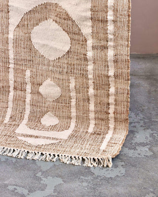 Vloerkleed Rostro Natuur Gebroken wit 90x150 cm van House Doctor, toegepast in een stijlvolle woonkamer