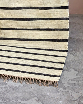 Vloerkleed Sima naturel 180x180 cm van House Doctor, toegepast in een sfeervolle interieursetting