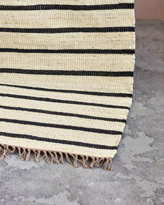 Vloerkleed Sima Zwart Natuur 60x90 cm van House Doctor, toegepast in een sfeervolle interieursetting
