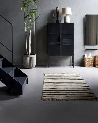 Vloerkleed Sima zwart natuur 90x200 cm van House Doctor, toegepast in een sfeervolle interieursetting