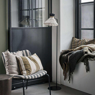 Vloerlamp Cord zwart 132cm van House Doctor, toegepast in een sfeervolle interieursetting