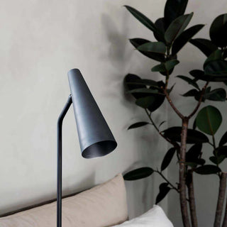 Vloerlamp Precise zwart 124cm van House Doctor, van dichtbij met materiaal en textuur zichtbaar