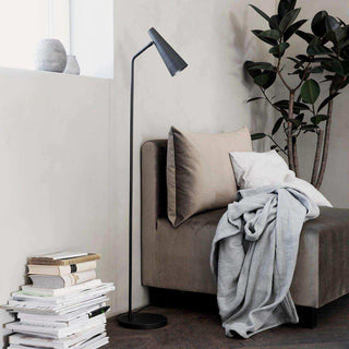 Vloerlamp Precise zwart 124cm van House Doctor, toegepast in een sfeervolle interieursetting