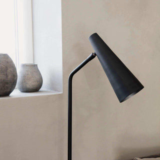 Vloerlamp Precise zwart 124cm van House Doctor, in een culinaire keukenopstelling