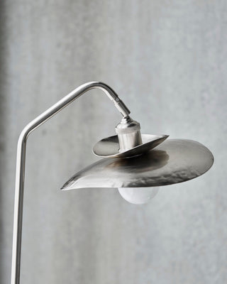 Vloerlamp Stand geborsteld zilver 130cm van House Doctor, toegepast in een ruimtelijke interieursetting