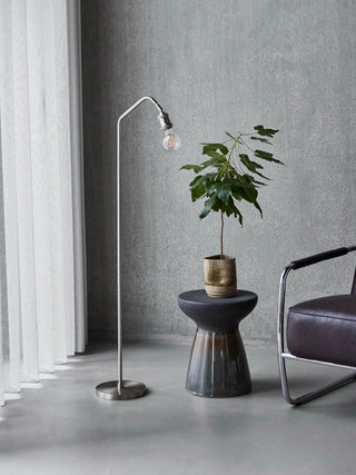 Vloerlamp Stand geborsteld zilver 130cm van House Doctor, toegepast in een stijlvolle woonkamer