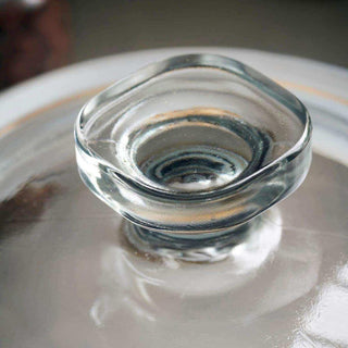 Close-up van de glazen knop op het deksel van de voorraadpot