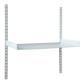 Lichtgrijs metalen wandbureau met opstaande zijkanten en verticale wandrails