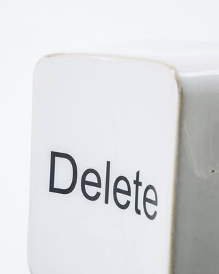 Wanddecoratie Delete off-white 18×18 cm van House Doctor, schuin bekeken met vorm en afwerking zichtbaar