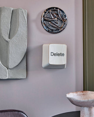 Wanddecoratie Delete off-white 18×18 cm van House Doctor, toegepast in een sfeervolle interieursetting