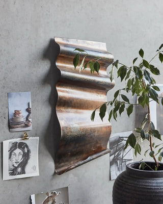 Wanddecoratie Faha antiek bruin 30x60cm van House Doctor, toegepast in een sfeervolle interieursetting